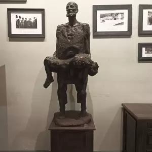 Зал "Память". Скульптура "Непокорённый" - символ мемориального комплекса "Хатынь". Рабочая модель. Автор - С. Селиханов. 1968 год.